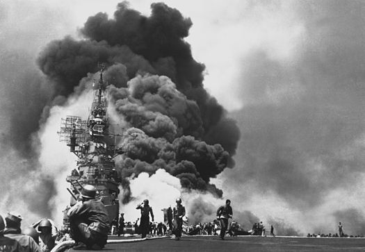 525px-USS_Bunker_Hill_hit_by_two_Kamikazes
